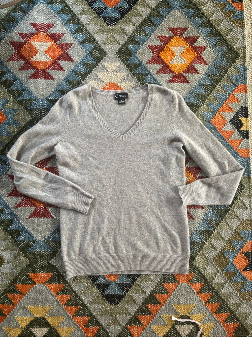 Bloomingdale's 100% 2-ply Cashmere V-neck Sweater New Condition